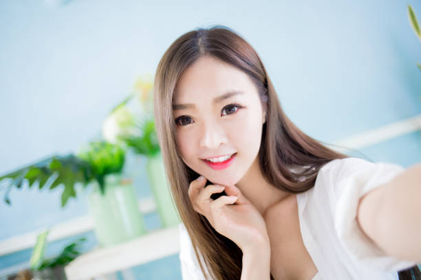  新橋 キャバクラ・ガールズバー beauty asian woman take a selfie at home